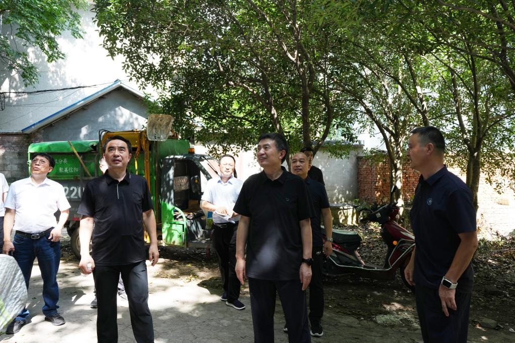 校长余本海带队开展防汛防台风、高温防暑暨暑期校园安全大检查